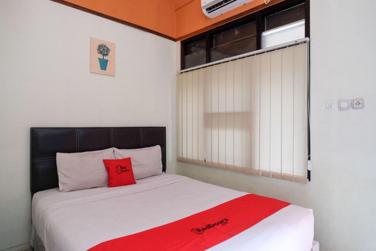 Hotel Reddoorz Near Lotte Mart Maguwoharjo Yogyakarta Esterno foto