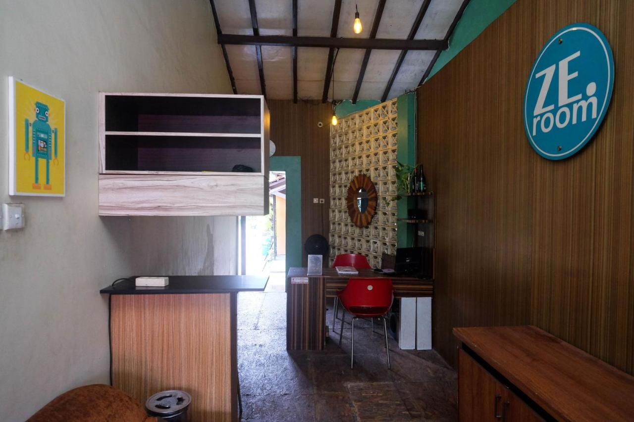 Hotel Reddoorz Near Lotte Mart Maguwoharjo Yogyakarta Esterno foto